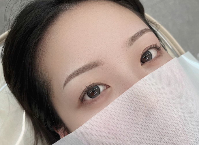 少し濃いめの眉デザイン
